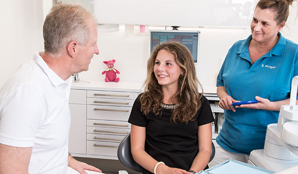 Angstpatient beim Zahnarzt - Wir helfen Ihnen durch Sedierung oder auch mit einer Voonarkose