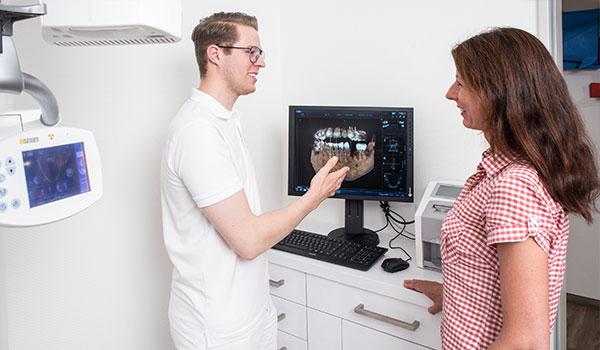 Zahnarztpraxis Dr. Nolzen in Remscheid - wir behandeln, Karies, Paradontitis oder wie man sagte Paradontose und sind Ansprechpartner für Zahnersatz, Kronen und Inlays - natürlich auch für Implantate