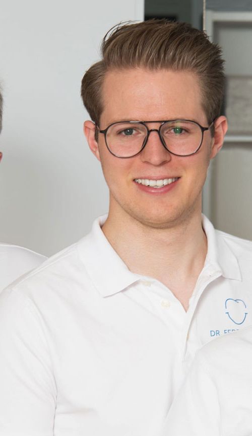 Zahnarzt Dr. med. dent. Ferdi Nolzen . Inhaber der Zahnarztpraxis Dr. Nolzen - Er betreut Sie in allen Bereichen der allgemeinen Zahnmedizin, ist Ihr Ansprechpartner für Bleaching, Zahnersatz und Implantate